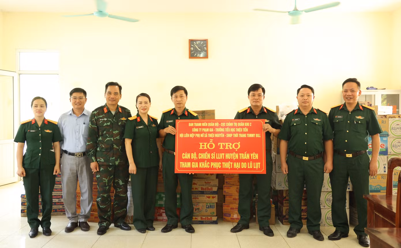 Các phần quà được đoàn công tác trao tặng tới nhân dân huyện Trấn Yên (tỉnh Yên Bái) và cán bộ, chiến sĩ lực lượng vũ trang huyện Trấn Yên bao gồm 2,5 tấn gạo; 1.450 thùng sữa, bánh, mỳ tôm, nước tăng lực, nước tinh khiết; 500 túi thuốc; 300 bộ quần áo cùng một số nhu yếu phẩm thiết yếu khác.