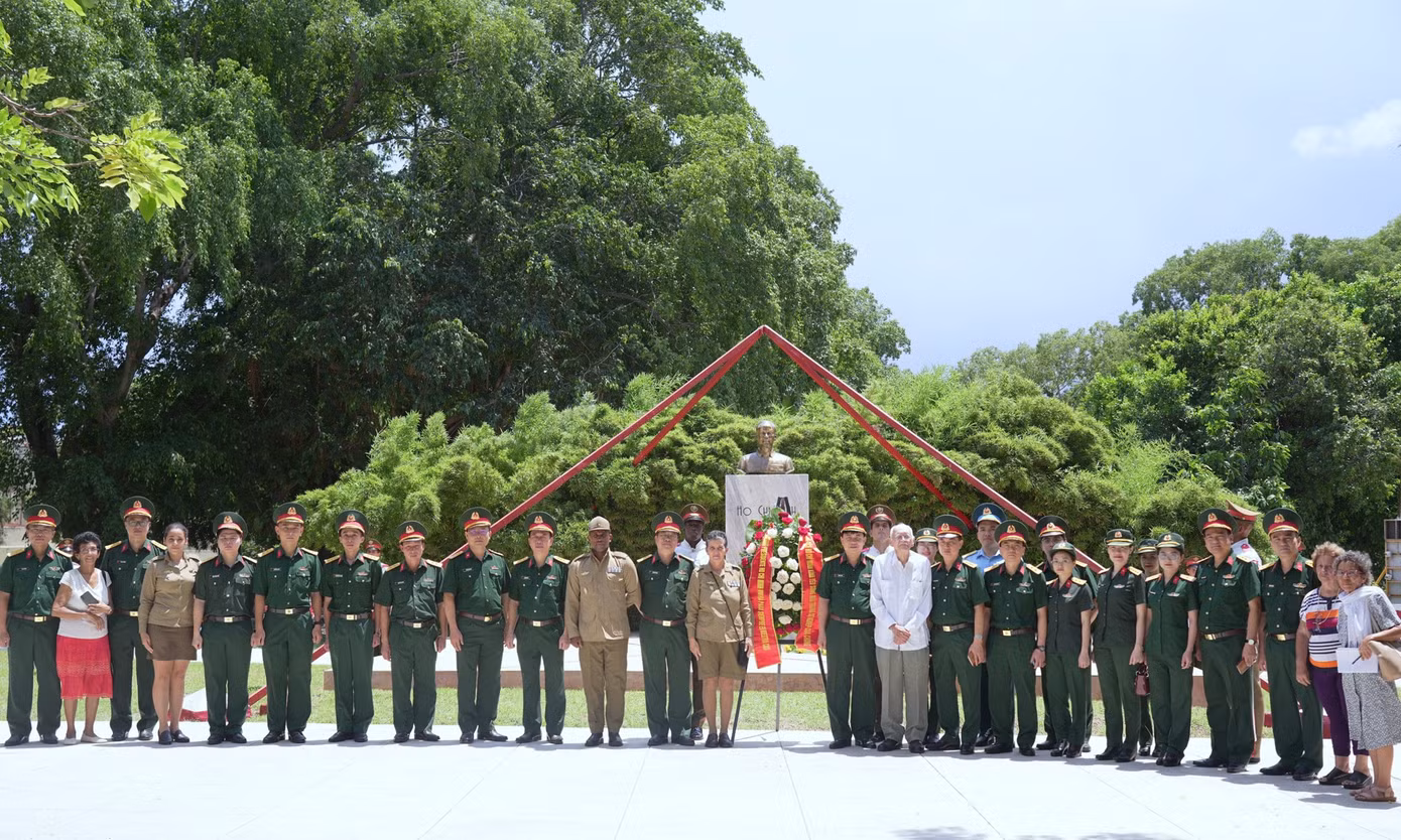 Đoàn sĩ quan trẻ Quân đội nhân dân Việt Nam dâng hoa tại tượng đài Chủ tịch Hồ Chí Minh ở thủ đô La Habana, Cuba.