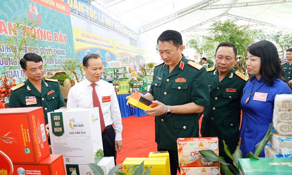 Thiếu tướng La Công Phương cùng các đại biểu tham quan trưng bày tại Đại hội Thi đua Quyết thắng Bộ Chỉ huy Quân sự tỉnh Bắc Giang giai đoạn 2019-2024.