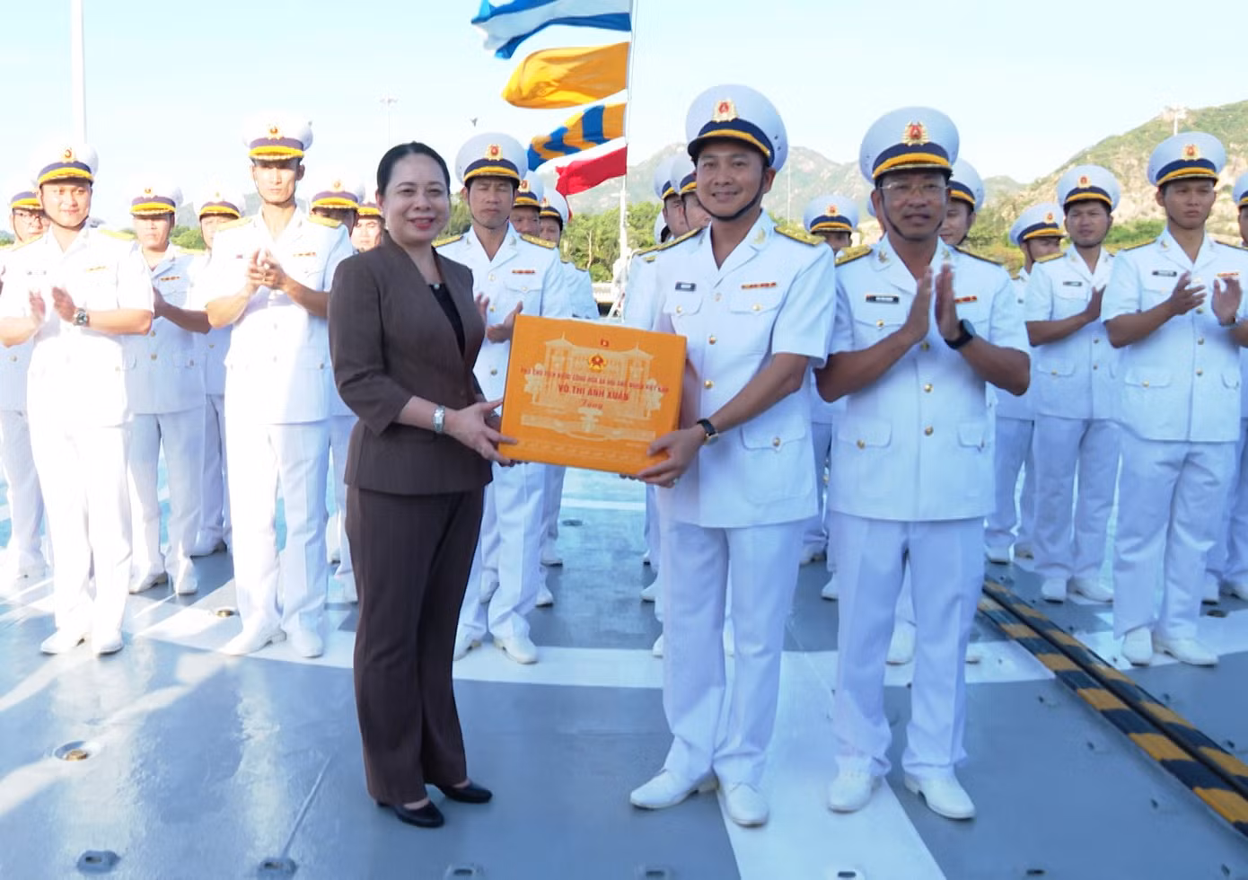 Phó Chủ tịch nước Võ Thị Ánh Xuân tặng quà động viên cán bộ, chiến sĩ Lữ đoàn 162 (Vùng 4 Hải quân), tháng 8/2024.