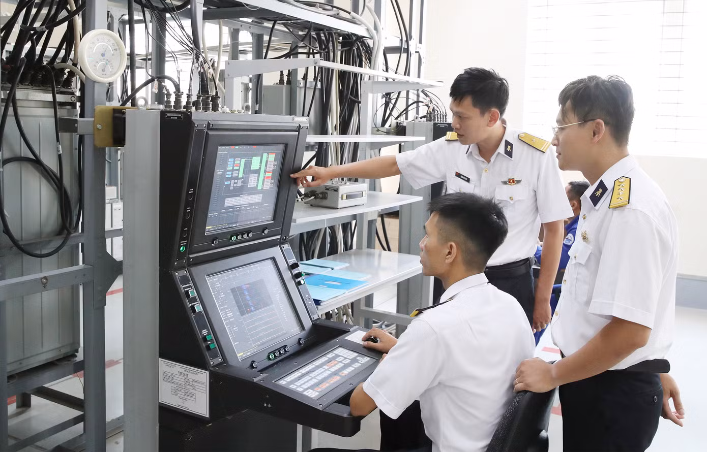 Huấn luyện làm chủ trang bị kỹ thuật ở Nhà máy X52.