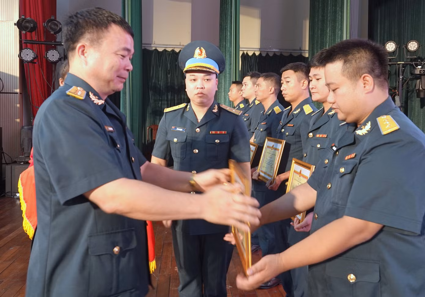 Lãnh đạo Bộ Tham mưu và Cục Chính trị Quân chủng PK-KQ trao thưởng cho các cá nhân giành Giải thưởng "Sáng tạo trẻ".