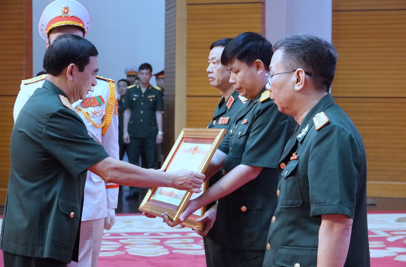 Đại tướng Phan Văn Giang - Bộ trưởng Bộ Quốc phòng, trao Bằng khen của Thủ tướng Chính phủ tặng Cục Khoa học Quân sự (Bộ Quốc phòng), Ban Thanh niên Quân đội và Viện Vũ khí (Tổng cục Công nghiệp Quốc phòng).