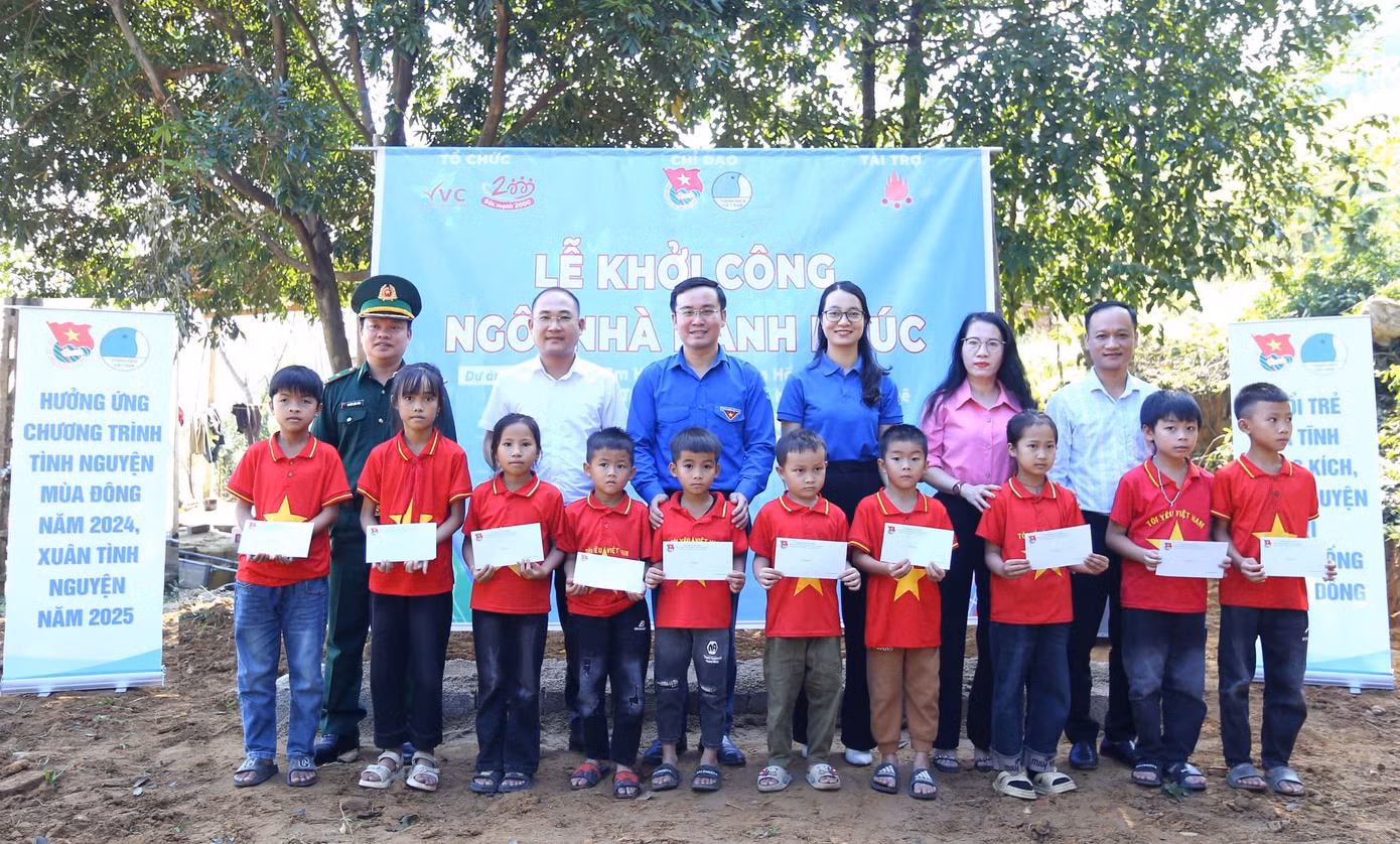 Ban tổ chức chương trình đã trao 10 suất học bổng tặng các em học sinh có hoàn cảnh khó khăn trên địa bàn xã Hương Liên, huyện Hương Khê, tỉnh Hà Tĩnh.