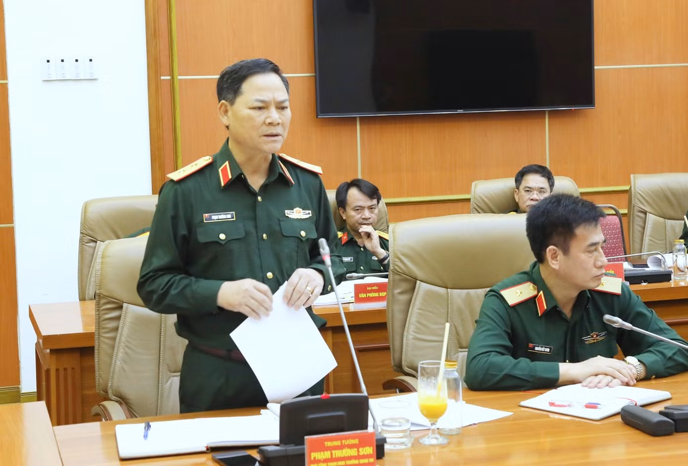 Phó Tổng tham mưu trưởng Phạm Trường Sơn nêu ý kiến về việc đẩy nhanh tiến độ xây dựng sân bay quân sự Phan Thiết.