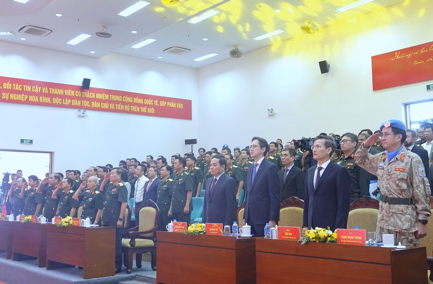 Các đại biểu dự lễ kỷ niệm.