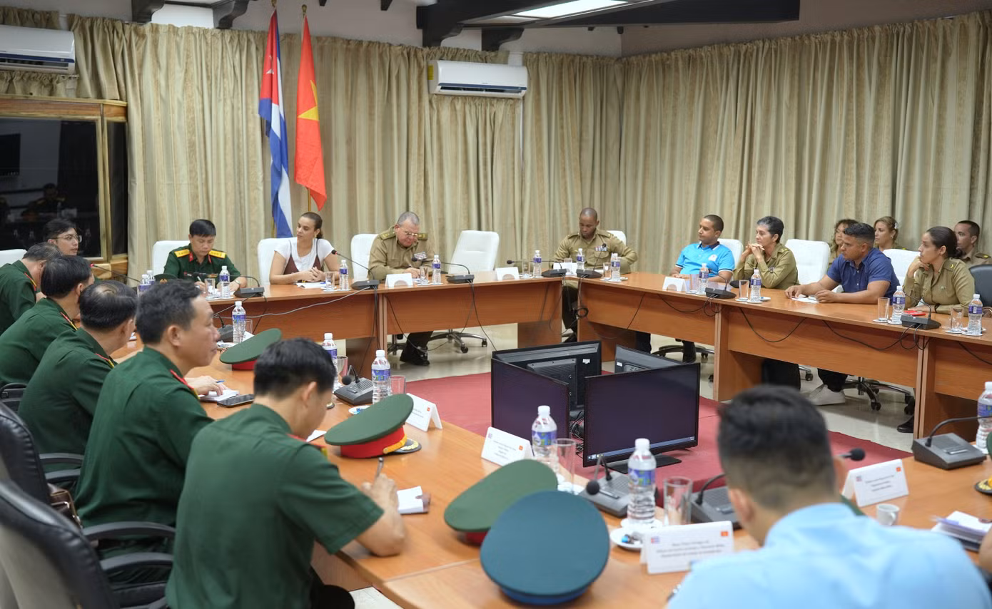 Quang cảnh tọa đàm giữa đoàn sĩ quan trẻ hai nước.