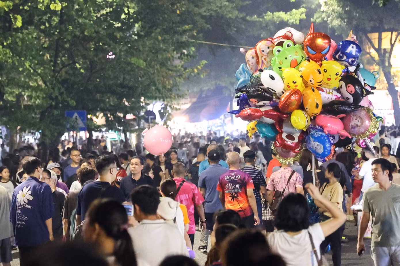 Trên các tuyến phố như Đinh Tiên Hoàng, vườn hoa Lý Thái Tổ, Tràng Tiền... các hoạt động vui chơi, giải trí diễn ra sôi nổi.