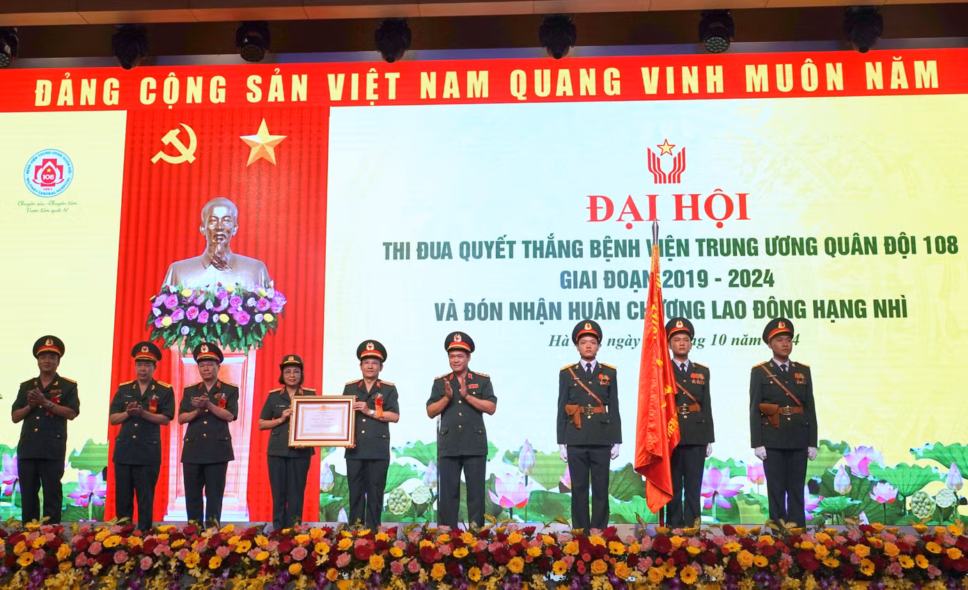 Thừa ủy quyền của Chủ tịch nước, Thứ trưởng Bộ Quốc phòng Vũ Hải Sản trao Huân chương Lao động hạng Nhì tặng Bệnh viện T.ƯQĐ 108.