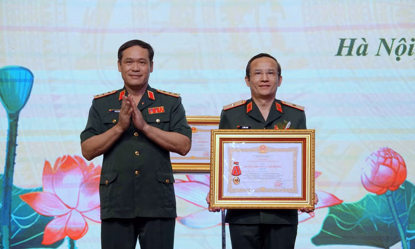 Thừa ủy quyền của Chủ tịch nước và Thủ tướng Chính phủ, Thứ trưởng Bộ Quốc phòng Vũ Hải Sản trao Huân chương Lao động hạng Ba và danh hiệu Chiến sĩ thi đua toàn quốc tặng Thiếu tướng, GS.TS Lê Hữu Song - Giám đốc Bệnh viện TƯQĐ 108.
