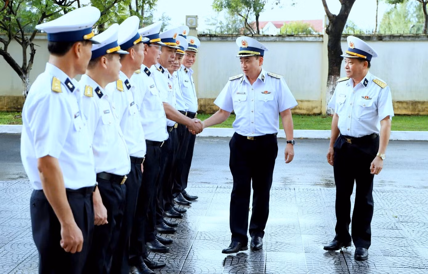 Phó Đô đốc Trần Thanh Nghiêm tới kiểm tra Vùng 3 Hải quân, ngày 18/11.