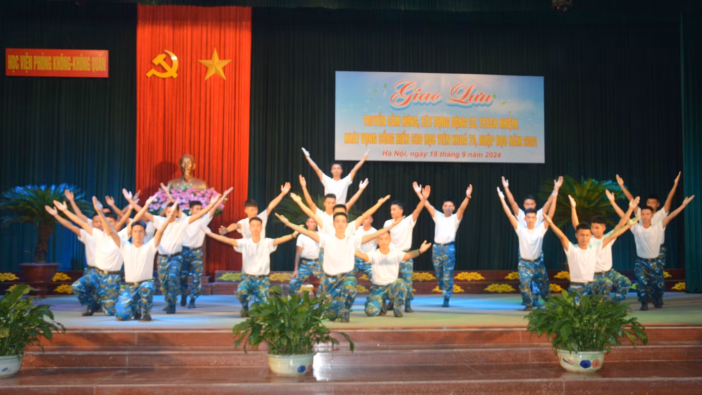 Tiết mục văn nghệ do đoàn viên, thanh niên Học viện PK-KQ thể hiện.