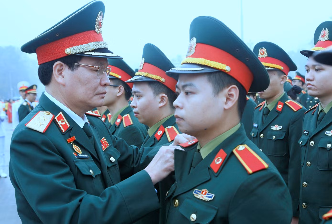 Trung tướng Nguyễn Xuân Kiên - Giám đốc Học viện Quân y, gắn Huy hiệu Bác Hồ tặng học viên tốt nghiệp loại giỏi, tại lễ báo công.