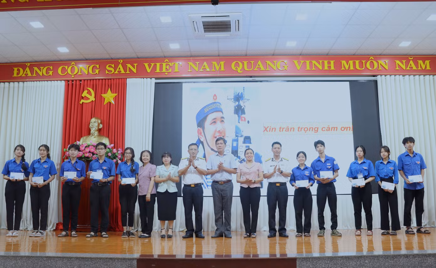Trao quà tặng học sinh có hoàn cảnh khó khăn tại trường THPT Bình Long.