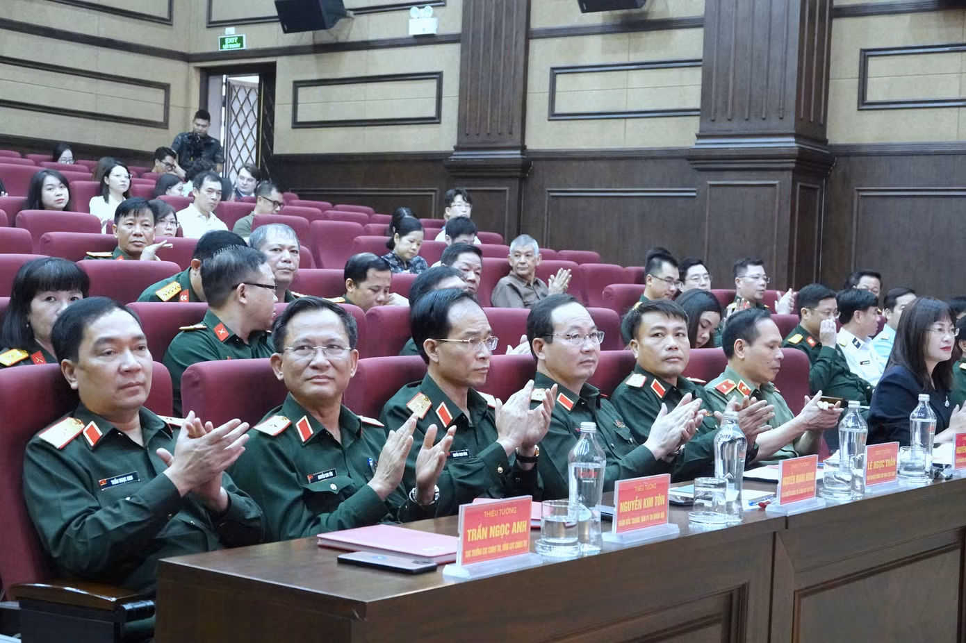 Các đại biểu tham dự họp báo, sáng 15/11.