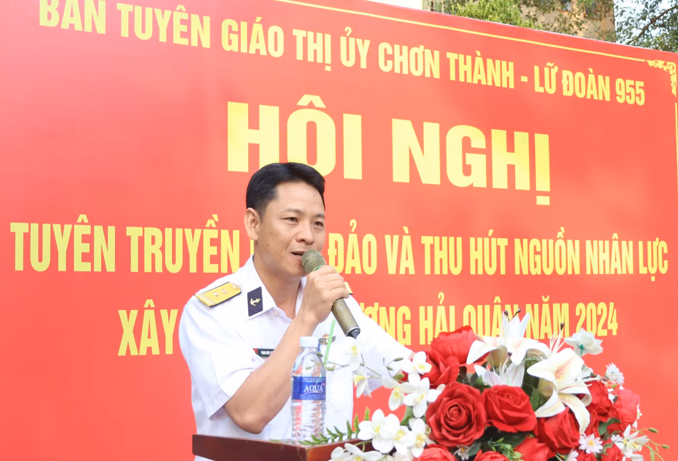 Trung tá Phạm Khắc Thành - Phó Chủ nhiệm Chính trị Lữ đoàn 955 tuyên truyền thu hút nguồn nhân lực tại trường THPT Chơn Thành ở thị xã Chơn Thành, tỉnh Bình Phước.