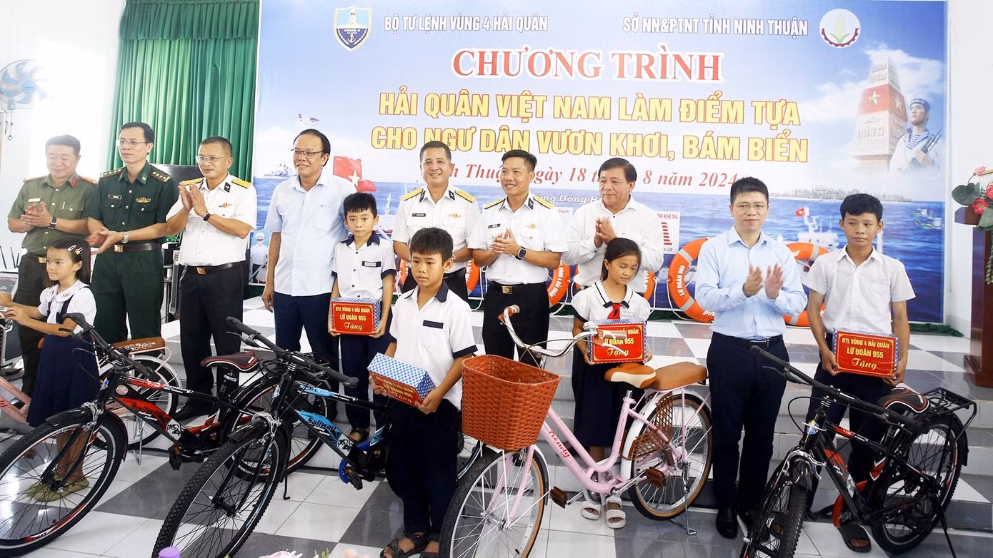 Vùng 4 Hải quân thực sự là điểm tựa, là niềm tin vững chắc cho ngư dân vươn khơi bám biển.