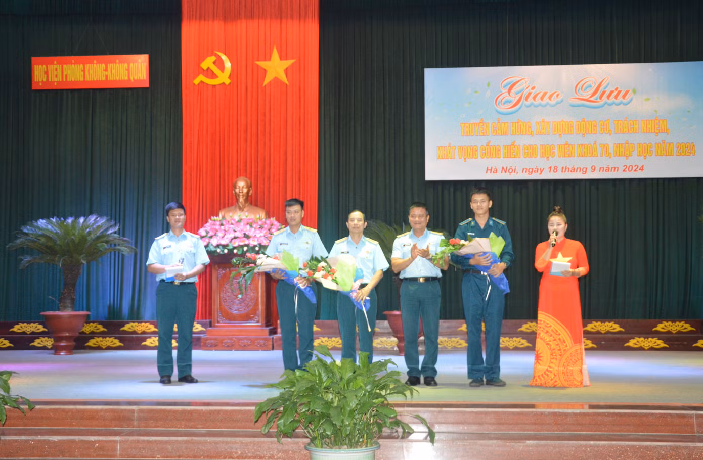 Lãnh đạo Cục Chính trị Quân chủng PK-KQ và Học viện PK-KQ tặng hoa các đại biểu tham gia giao lưu.