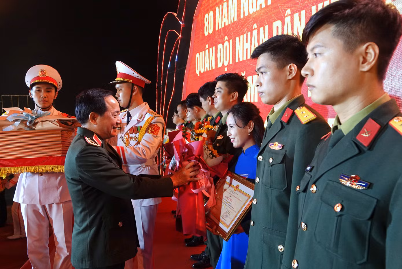 Chủ nhiệm Tổng cục Chính trị QĐND Việt Nam Trịnh Văn Quyết, Thứ trưởng Bộ Quốc phòng Võ Minh Lương và Bí thư thứ nhất Trung ương Đoàn Bùi Quang Huy trao thưởng 80 cán bộ, đoàn viên thanh niên tiêu biểu trong hoạt động công tác Đoàn và phong trào thanh niên giai đoạn 2017-2024. Chủ nhiệm Tổng cục Chính trị QĐND Việt Nam Trịnh Văn Quyết, Thứ trưởng Bộ Quốc phòng Võ Minh Lương và Bí thư thứ nhất Trung ương Đoàn Bùi Quang Huy trao thưởng 80 cán bộ, đoàn viên thanh niên tiêu biểu trong hoạt động công tác Đoàn và phong trào thanh niên giai đoạn 2017-2024.