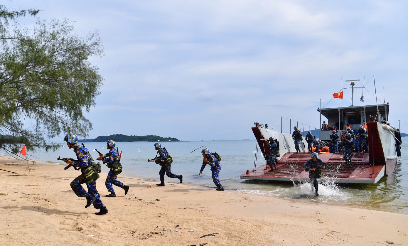 Cán bộ, chiến sĩ các đơn vị thuộc Vùng 5 Hải quân diễn tập đổ bộ.