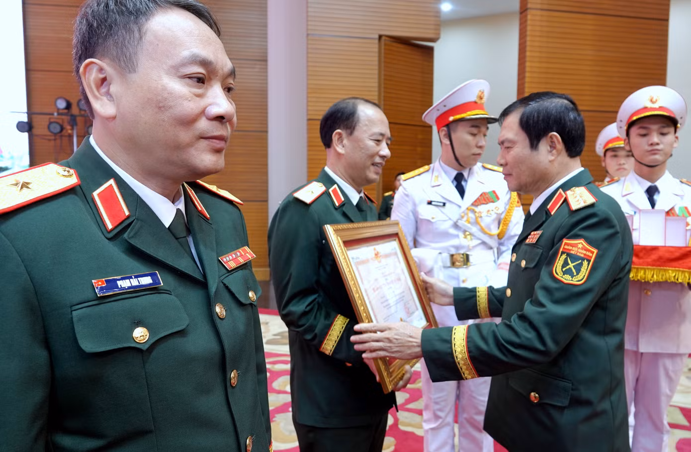 Đại tướng Nguyễn Tân Cương trao Huân chương Bảo vệ Tổ quốc hạng Nhất, hạng Nhì, hạng Ba tặng các cán bộ chỉ huy cơ quan, đơn vị.
