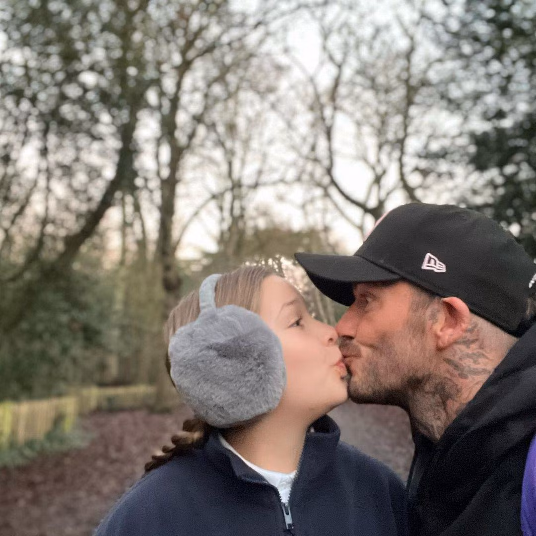Beckham đăng ảnh hôn môi Harper.