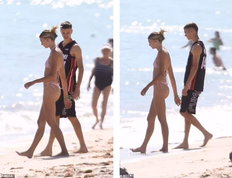 Hôm thứ Sáu (14/1), cánh săn ảnh bắt gặp Romeo Beckham hẹn hò bạn gái Mia Regan trên bãi biển Miami (Florida, Mỹ).
