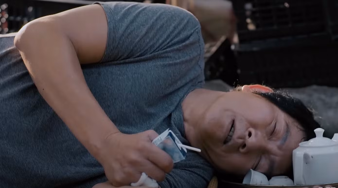 Lưu (NSƯT Hoàng Hải) ngất xỉu vì bán máu trả nợ cho quý tử. Ảnh: CMH.