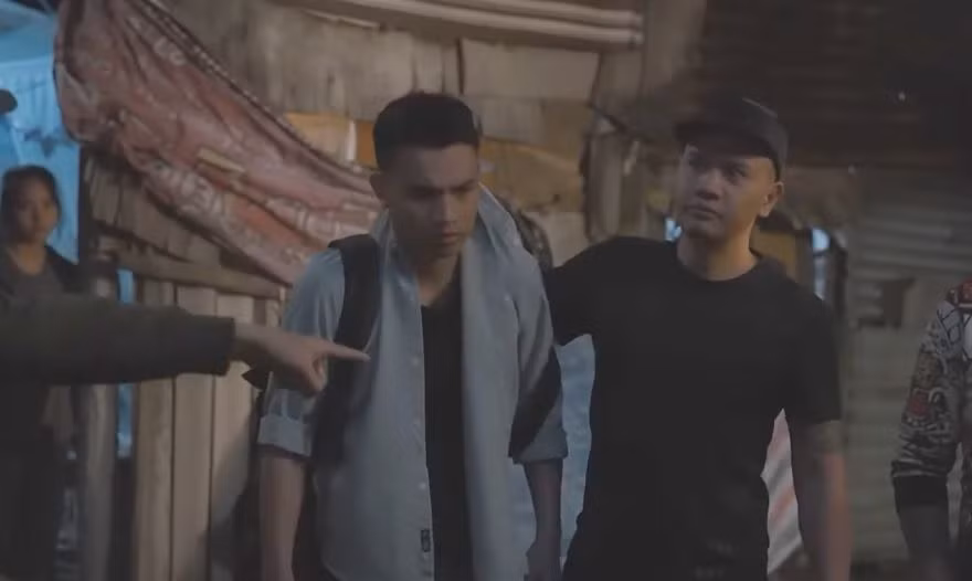 Nhóm cho vay nặng lãi đến tận xóm chợ đòi nợ Thạch (Việt Hoàng). Ảnh: CMH.