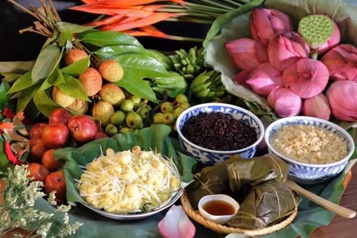 Mâm cỗ ngày Tết Đoan Ngọ luôn có những loại hoa quả, đồ ăn có tính chua, chát như mận, vải, quất hồng bì... và rượu nếp mang tính sát khuẩn.