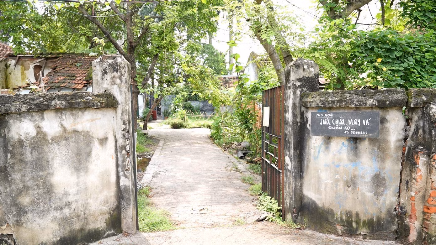 Làng trong phố có bối cảnh quay chính ở xưởng may và khu xóm trọ của công nhân. Khu xóm trọ được bố trí ở Đông Anh (Hà Nội). Khu vực nhà trọ này từ lâu không có người thuê nên đoàn làm phim mất khá nhiều thời gian để dọn dẹp và bày biện đồ dùng sinh hoạt.