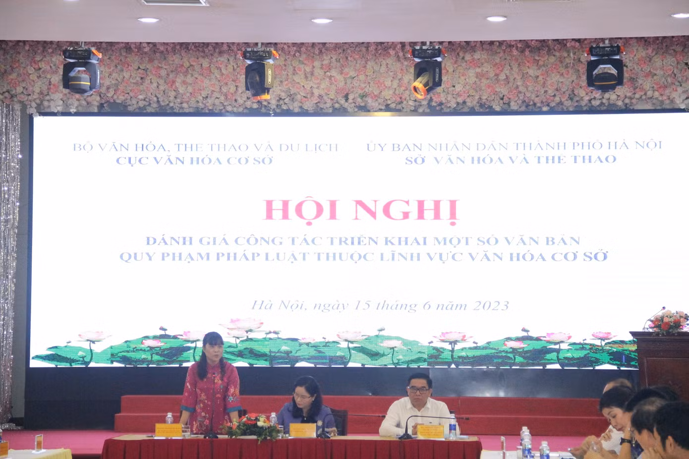 Hội nghị tập trung đánh giá công tác triển khai Nghị định 54 về kinh doanh dịch vụ karaoke, dịch vụ vũ trường và Nghị định số 110 về công tác quản lý và tổ chức lễ hội. Hội nghị tập trung đánh giá công tác triển khai Nghị định 54 về kinh doanh dịch vụ karaoke, dịch vụ vũ trường và Nghị định số 110 về công tác quản lý và tổ chức lễ hội.