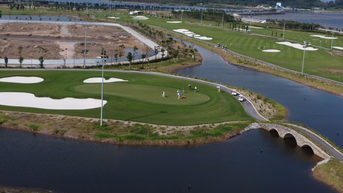 Golfer luôn được thử thách với yếu tố gió biển tại sân Dragon Golf Links. Ảnh: Trọng Tài.