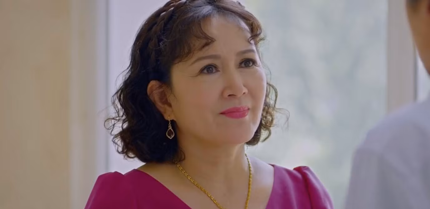 Bà Thủy (NSND Minh Hòa) nhận ra lỗi lầm và chủ động xin lỗi ông thông gia. Ảnh: CMH.