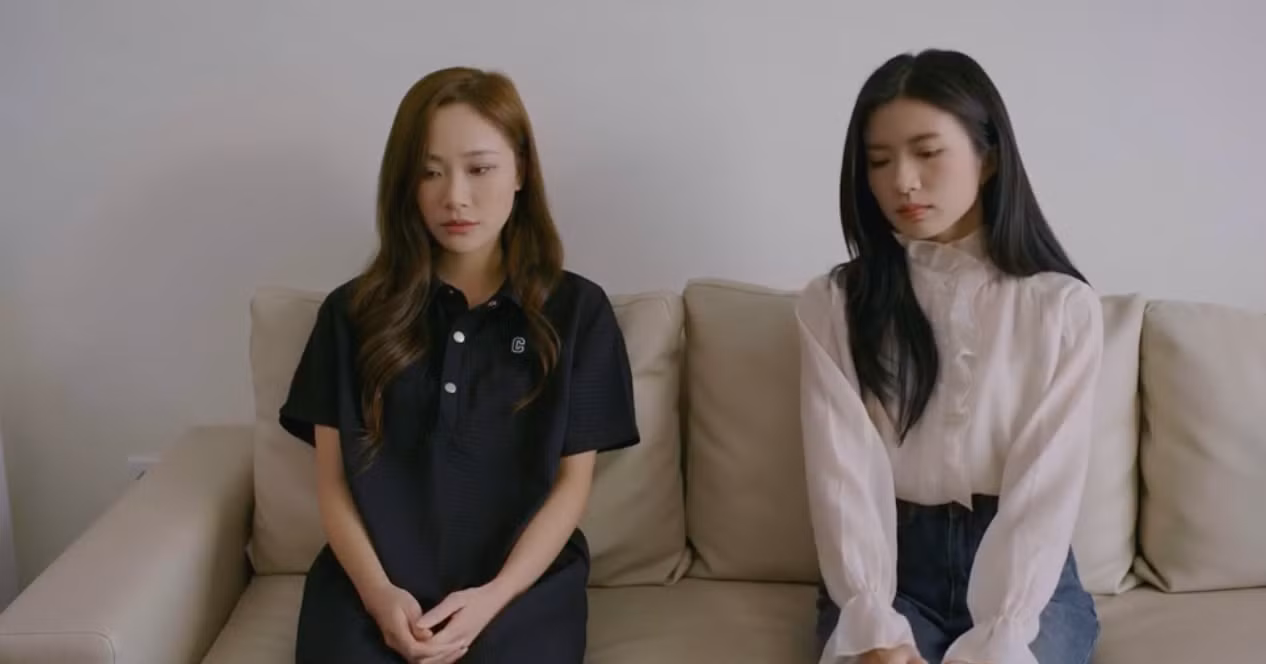 Yến (Mai Huê) xin lỗi Thảo (Ngọc Huyền) về những lần gây sự trước đây. Ảnh: CMH.