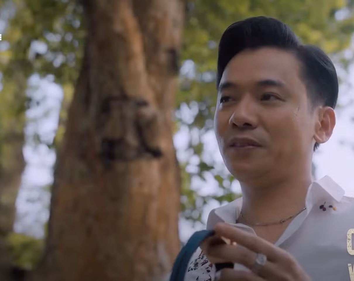 Chủ quán phát hiện Bát (Tuấn Anh) lấy trộm đồng hồ. Ảnh: CMH.