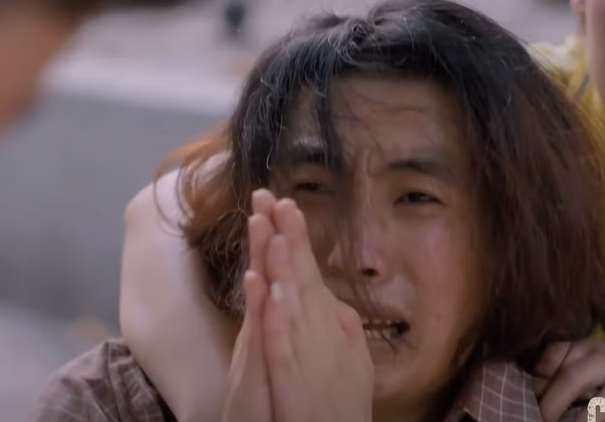 Bát (Tuấn Anh) bịa lý do gia đình khó khăn để xin chủ quán tha lỗi. Ảnh:CMH.