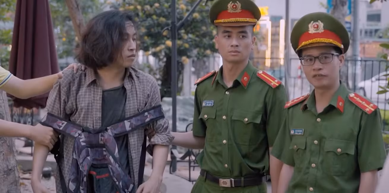 Bát (Tuấn Anh) bị đưa về đồn lấy lời khai. Ảnh: CMH.
