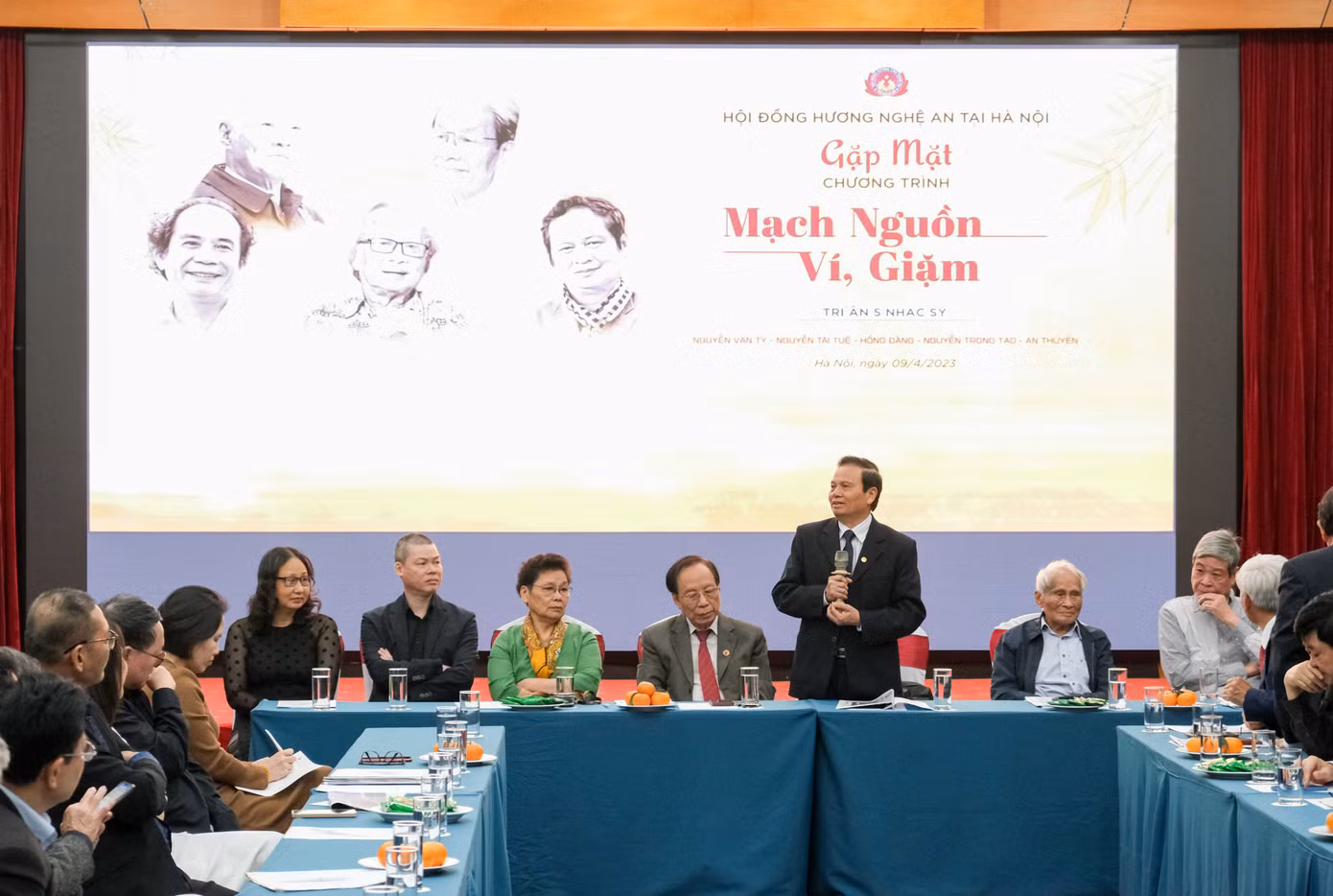 Họp báo công bố chương trình Mạch nguồn ví giặm. Ảnh: Hồ Quang.