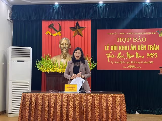 Bà Nguyễn Thị Như - Phó Chủ tịch UBND TP. Nam Định, chia sẻ tại Họp báo Lễ hội Khai ấn đền Trần năm 2023.