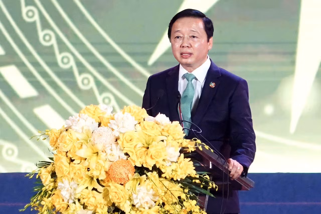 Phát biểu tại Lễ khai mạc, Phó Thủ tướng Trần Hồng Hà khẳng định Lễ hội Đền Hùng và Tuần Văn hóa - Du lịch đất Tổ năm 2023 là nơi hội tụ của các tinh hoa di sản văn hóa của mọi miền Tổ quốc, hứa hẹn mang đến cho du khách những trải nghiệm sâu sắc, qua đó hiểu thêm, yêu hơn và càng tự hào về đất nước, văn hóa, con người Việt Nam. "Lễ hội là dịp để chúng ta nhìn lại chặng đường 20 năm Việt Nam là thành viên có trách nhiệm trong triển khai các Chương trình hành động về bảo vệ di sản văn hóa phi vật thể theo tinh thần của Công ước 2003. Các di sản văn hóa Việt Nam tiếp tục được bảo tồn và lan tỏa hệ giá trị bản sắc, nhân văn, góp phần đưa văn hiến Việt Nam cùng tỏa sáng trong dòng chảy văn minh nhân loại”, Phó Thủ tướng Trần Hồng Hà nêu.