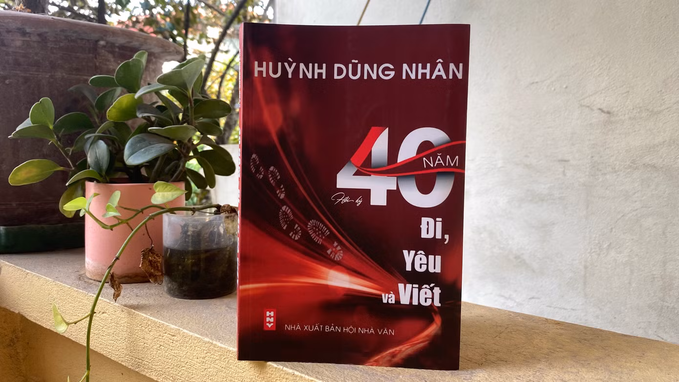 Cuốn 40 năm - Đi, yêu và viết tổng hợp những kỷ niệm của nhà báo Huỳnh Nhân Dũng trong 4 thập kỷ cầm bút. Ảnh: Gia Linh