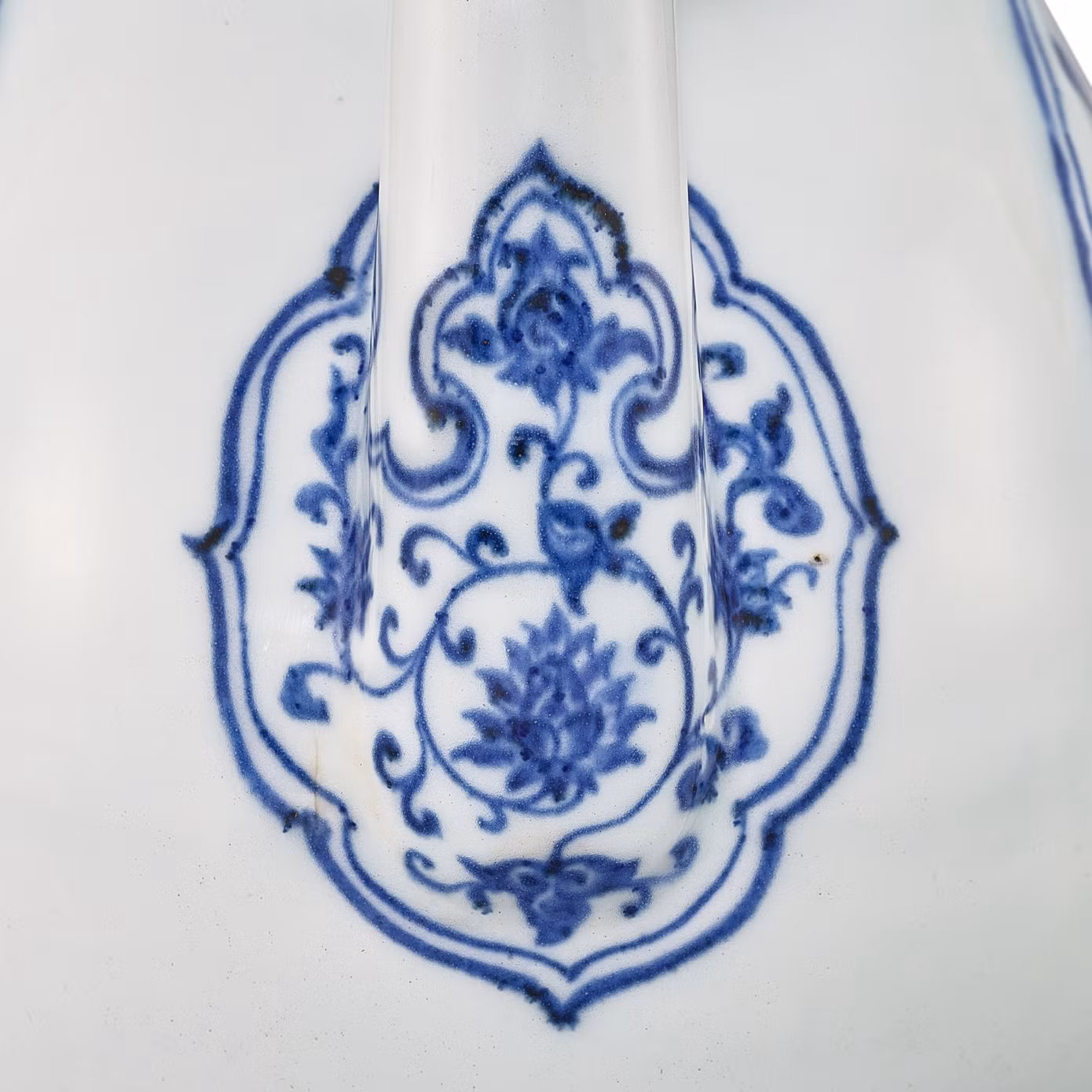 Những hoạ tiết trang trí bình rất tinh xảo. Ảnh: Sotheby's.