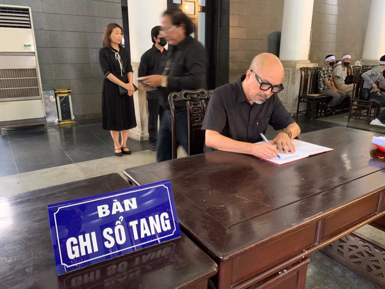 Họa sĩ Vi Kiến Thành - Cục trưởng Cục Điện ảnh tiễn đưa NGND Nguyễn Thụ.