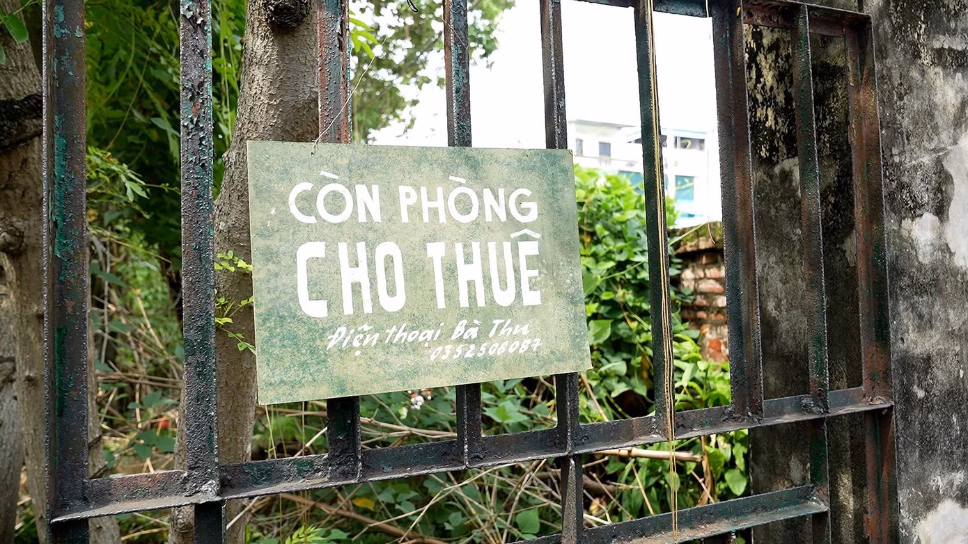 Từng tấm bảng giới thiệu về khu trọ, thông báo của khu trọ được chính thành viên đoàn làm phim chuẩn bị, vẽ và viết.