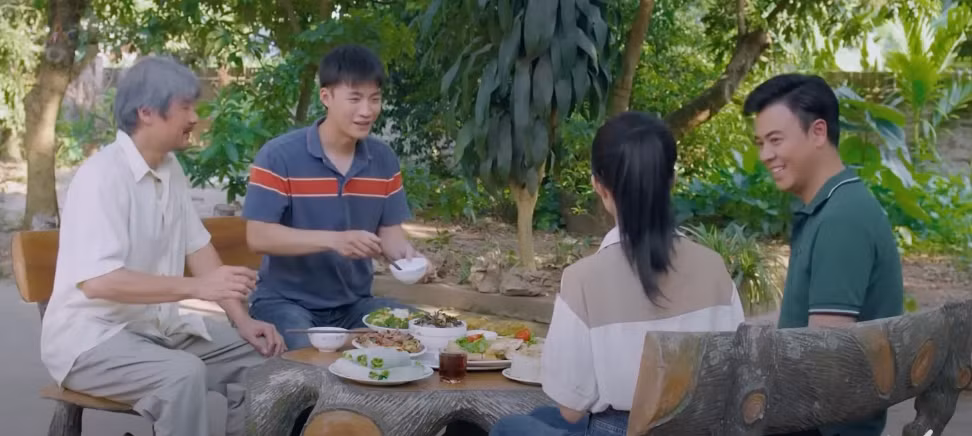 Món quà của cha xoay quanh bốn cha con ông Nhân (NSƯT Võ Hoài Nam). Ảnh: CMH.