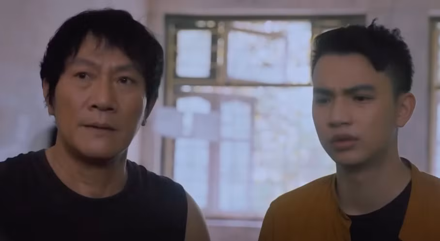 Hai bố con Lưu (NSƯT Hoàng Hải) không muốn bán thận nữa. Ảnh: CMH.