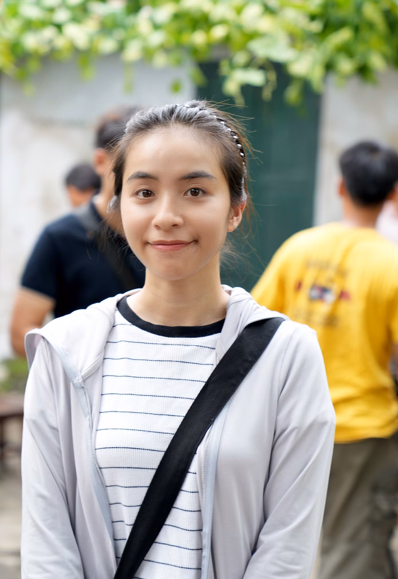 Trần Vân thú thật cô được đạo diễn Mai Hiền góp ý rất nhiều bởi ngoài đời Vân không giống nhân vật Hoài. “Ngoài đời mình vẫn độc thân, chưa kết hôn, cũng chưa có em bé nữa mà Hoài lại là típ phụ nữ tần tảo, vì chồng vì con. Điều này thử thách tôi rất nhiều khi hóa thân vào Hoài”, Trần Vân kể.