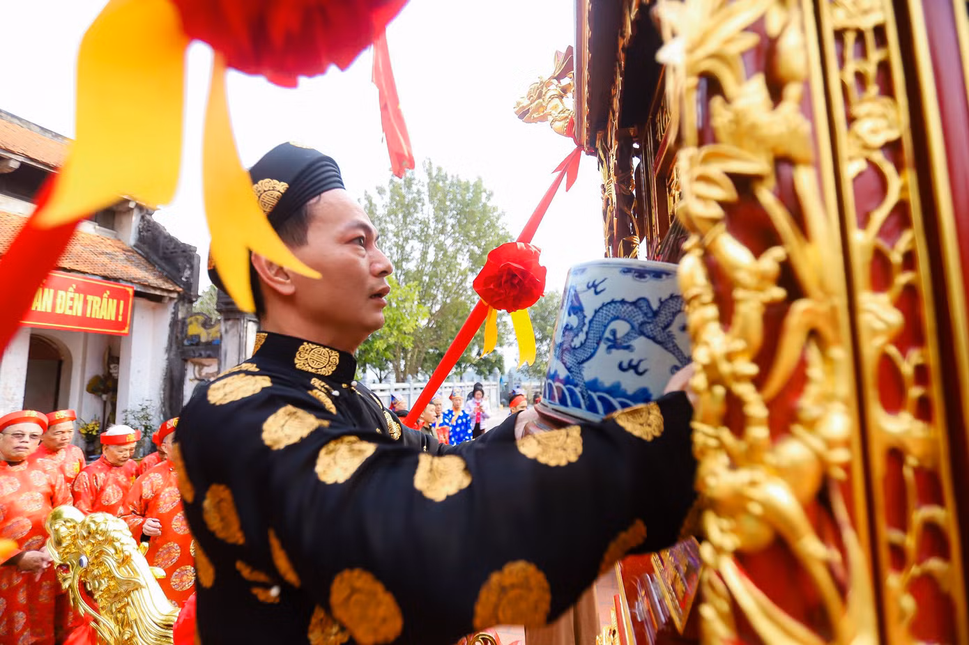 Ông thủ từ đền Trần vào thượng điện chùa Tháp - nơi thờ đức vua Trần Nhân Tông - làm lễ xin rước bát hương ra kiệu để về đền Thiên Trường nhằm bái tổ, tri ân công đức của các bậc tiền nhân. Ảnh: TRỌNG TÀI.