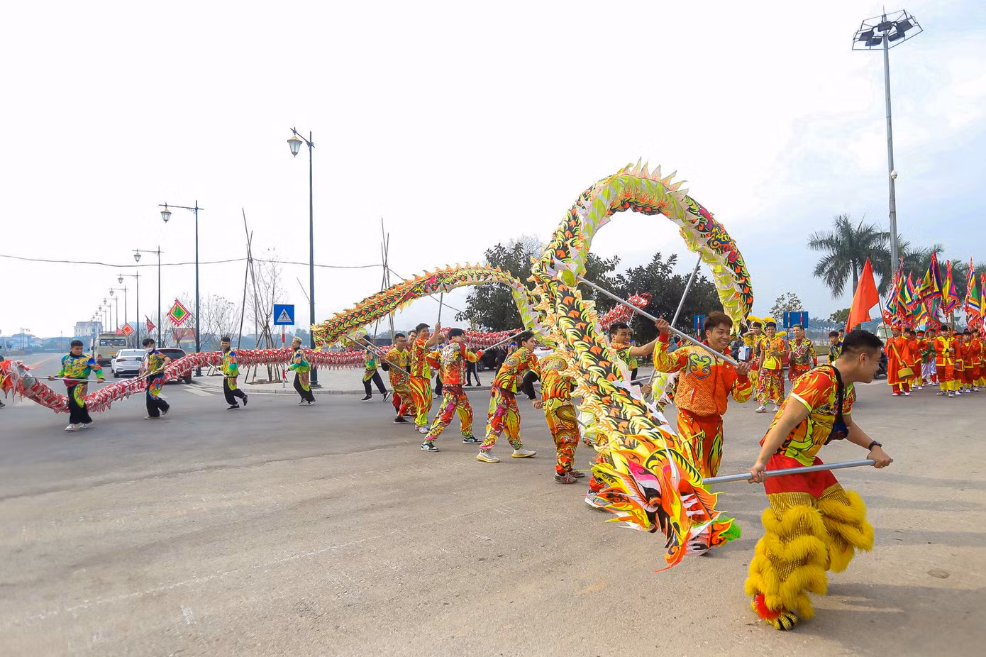 Trong các ngày diễn ra Lễ hội Khai ấn, tại khu vực Đền Trần cũng diễn ra các hoạt động hội truyền thống gồm múa lân, rồng, hát chèo, chầu văn, múa rối nước, chọi gà, đấu vật, biểu diễn võ thuật. Ảnh: TRỌNG TÀI.